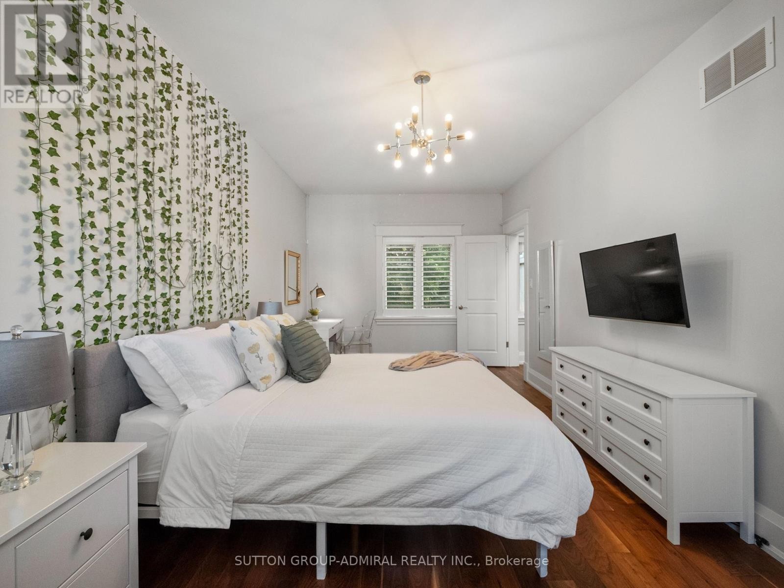 












26 PUCKERIDGE CRESCENT

,
Toronto (Eringate-Centennial-West Deane),




Ontario
M9B3A2

