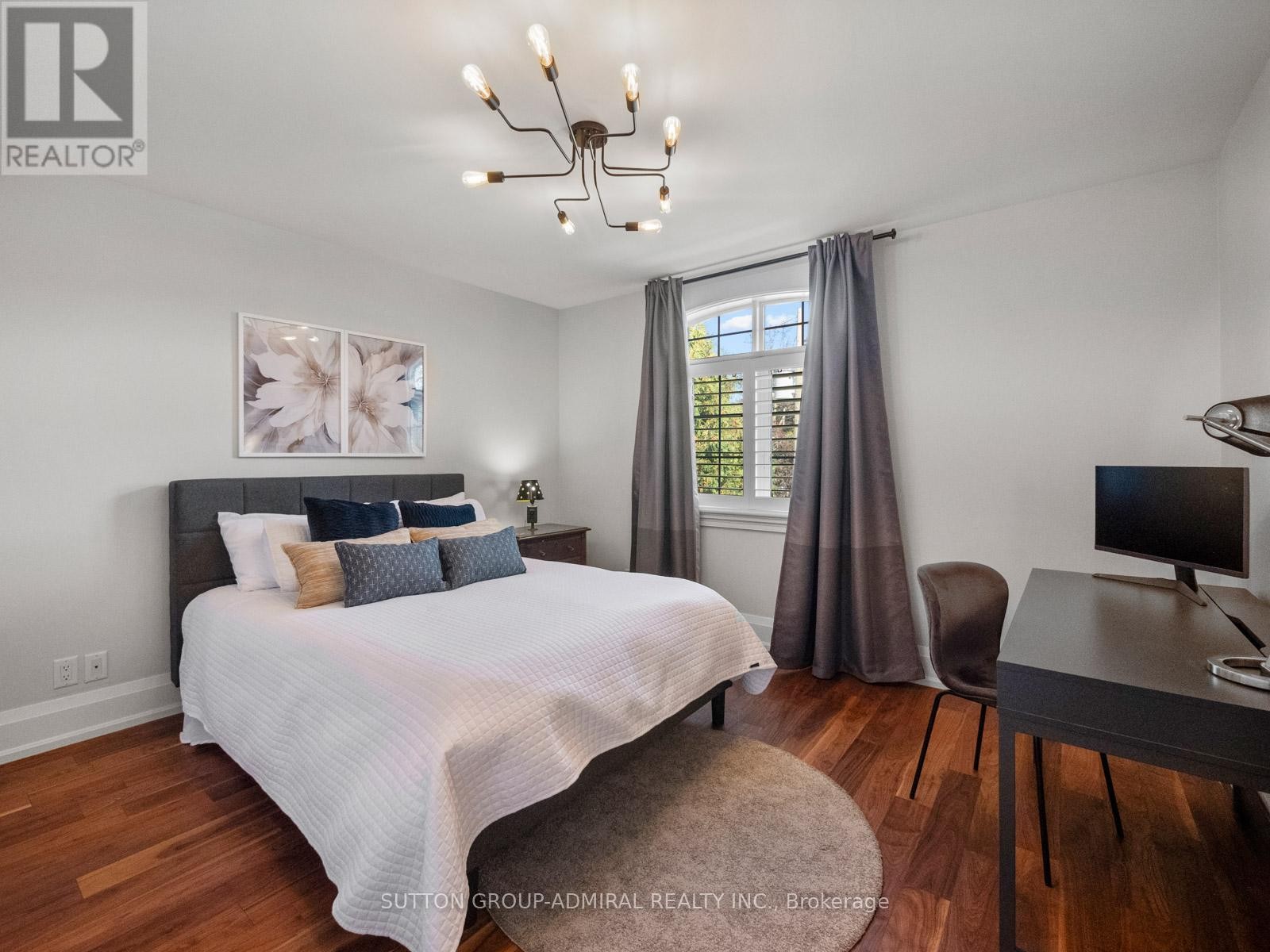 












26 PUCKERIDGE CRESCENT

,
Toronto (Eringate-Centennial-West Deane),




Ontario
M9B3A2

