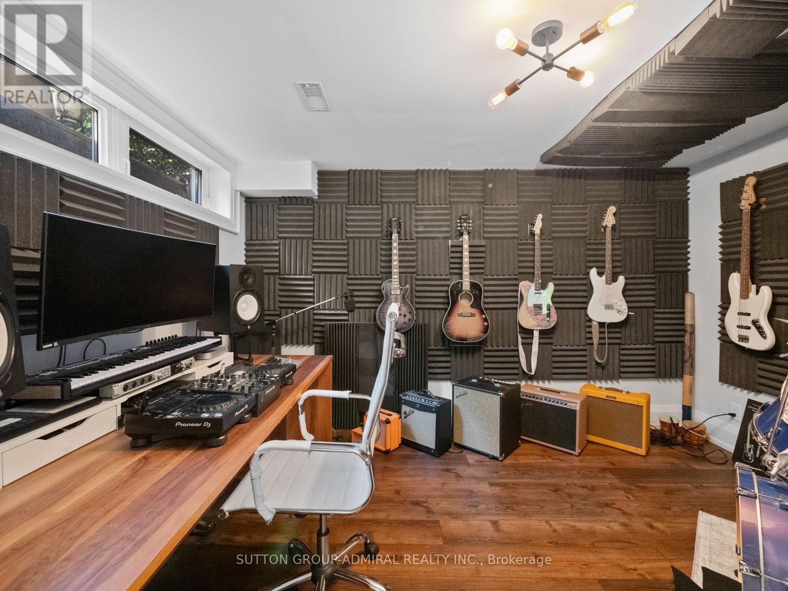 












26 PUCKERIDGE CRESCENT

,
Toronto (Eringate-Centennial-West Deane),




Ontario
M9B3A2

