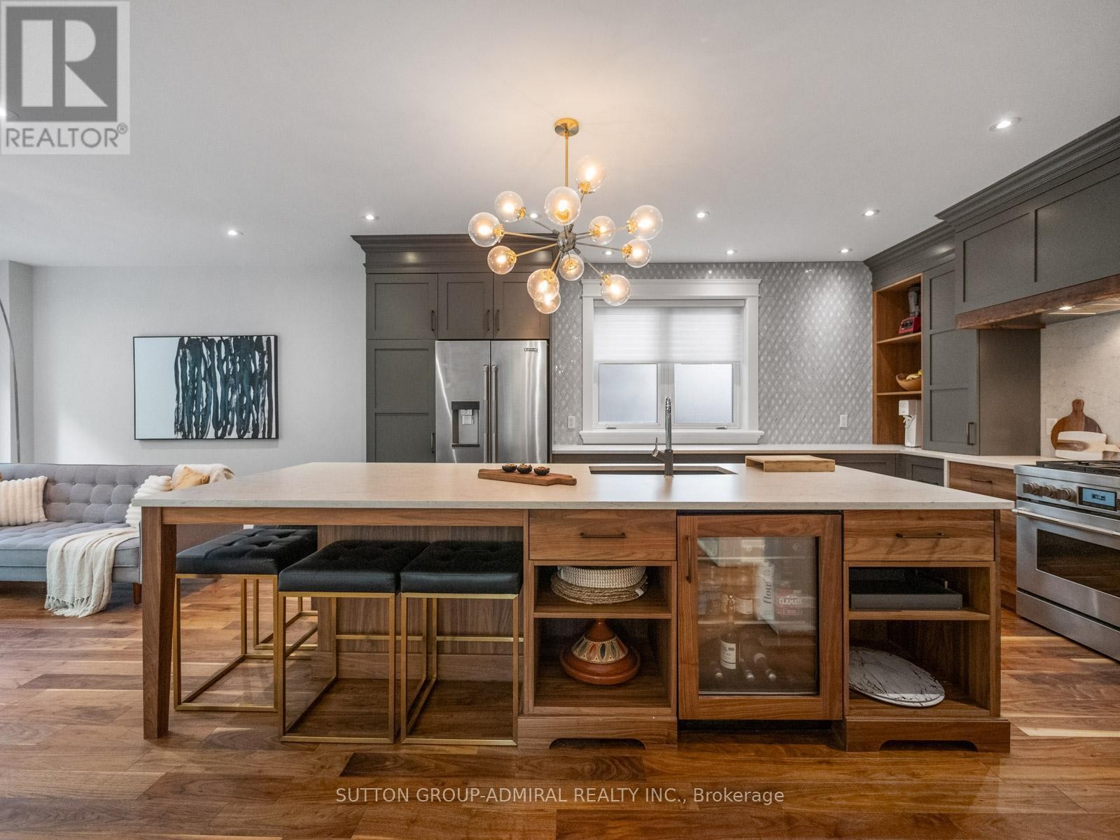 












26 PUCKERIDGE CRESCENT

,
Toronto (Eringate-Centennial-West Deane),




Ontario
M9B3A2

