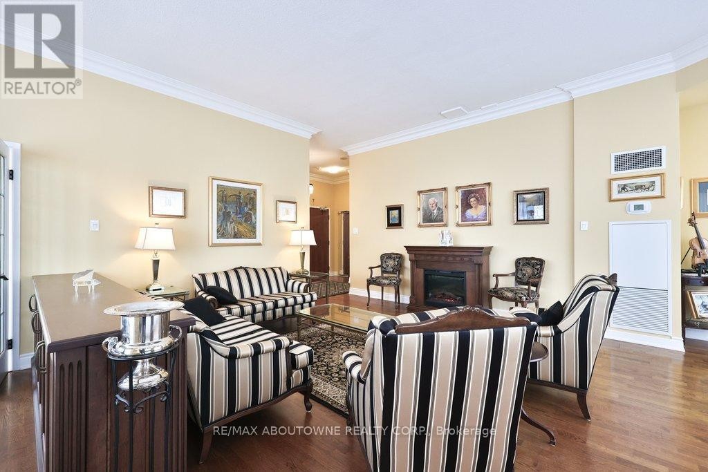 












801 - 2511 LAKESHORE ROAD W

,
Oakville (BR Bronte),




Ontario
L6L6L9

