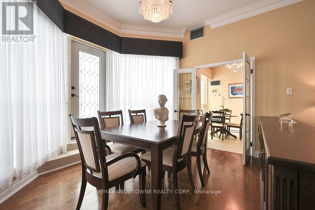 












801 - 2511 LAKESHORE ROAD W

,
Oakville (BR Bronte),




Ontario
L6L6L9

