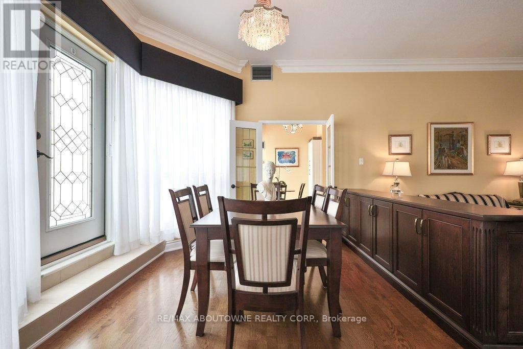 












801 - 2511 LAKESHORE ROAD W

,
Oakville (BR Bronte),




Ontario
L6L6L9

