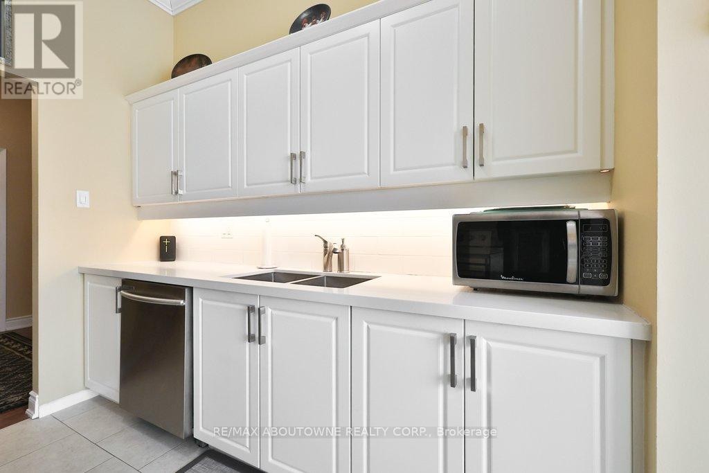 












801 - 2511 LAKESHORE ROAD W

,
Oakville (BR Bronte),




Ontario
L6L6L9


