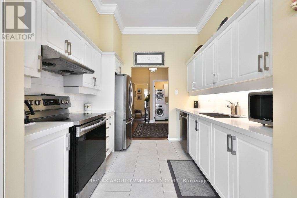 












801 - 2511 LAKESHORE ROAD W

,
Oakville (BR Bronte),




Ontario
L6L6L9

