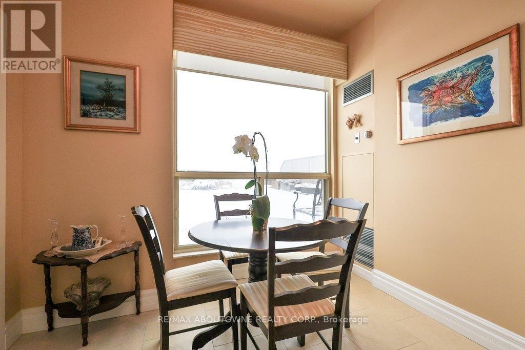












801 - 2511 LAKESHORE ROAD W

,
Oakville (BR Bronte),




Ontario
L6L6L9

