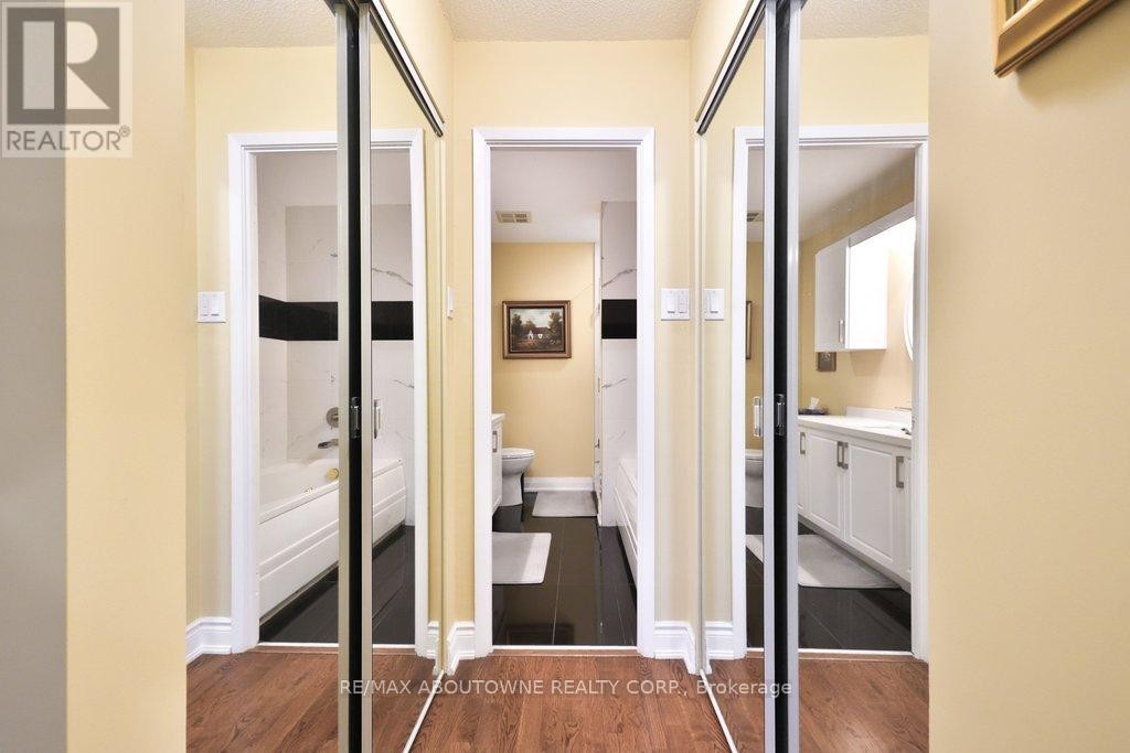 












801 - 2511 LAKESHORE ROAD W

,
Oakville (BR Bronte),




Ontario
L6L6L9

