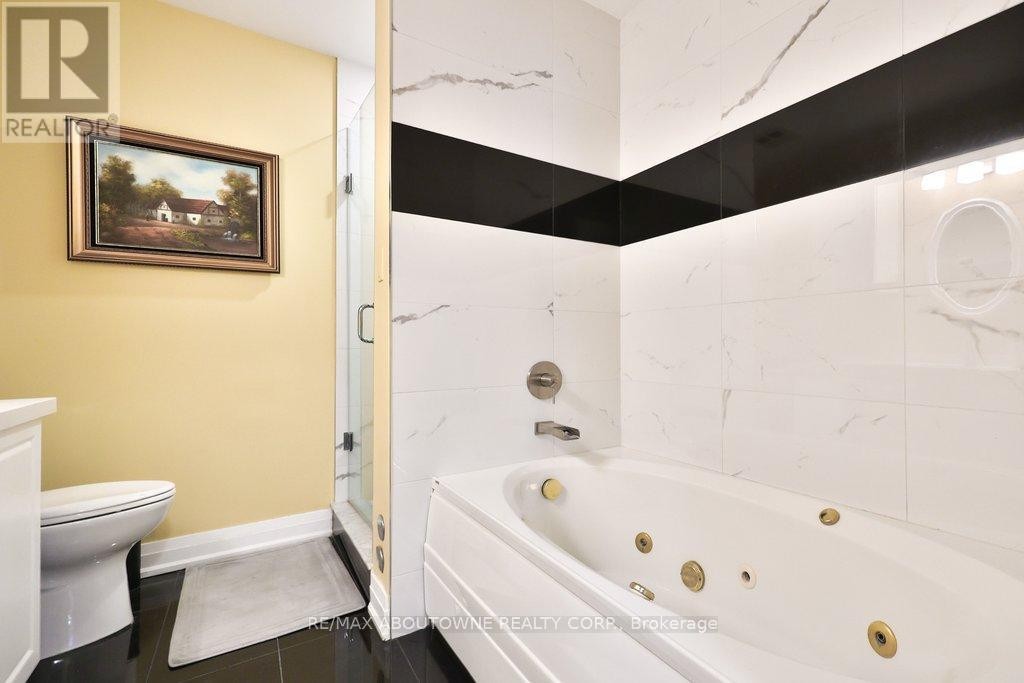 












801 - 2511 LAKESHORE ROAD W

,
Oakville (BR Bronte),




Ontario
L6L6L9

