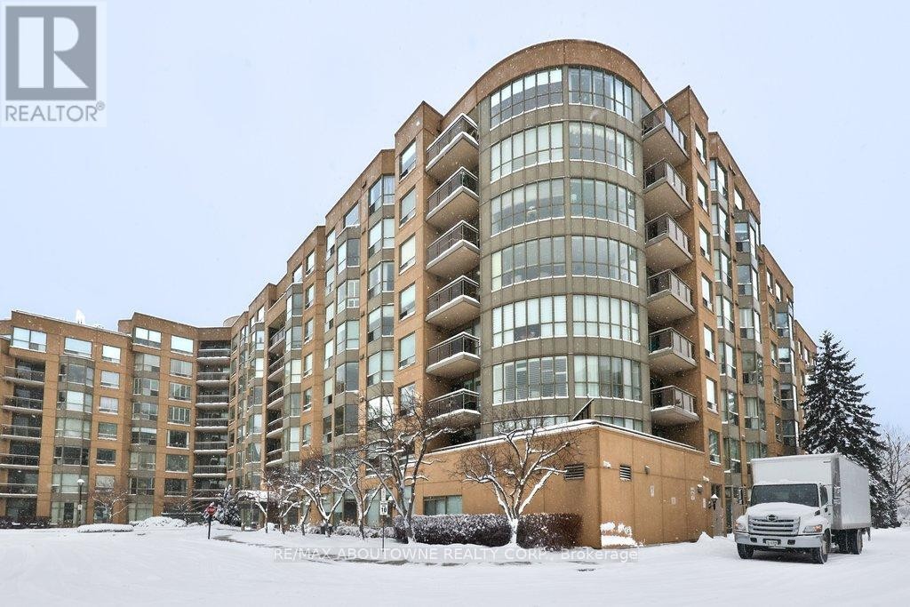 












801 - 2511 LAKESHORE ROAD W

,
Oakville (BR Bronte),




Ontario
L6L6L9

