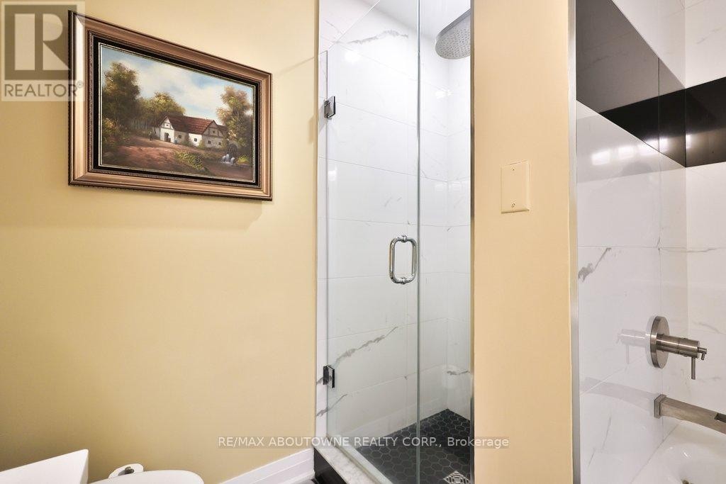












801 - 2511 LAKESHORE ROAD W

,
Oakville (BR Bronte),




Ontario
L6L6L9

