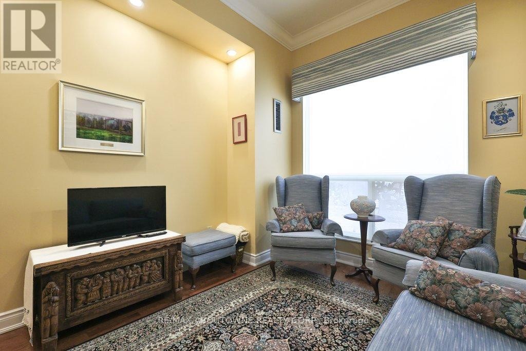 












801 - 2511 LAKESHORE ROAD W

,
Oakville (BR Bronte),




Ontario
L6L6L9

