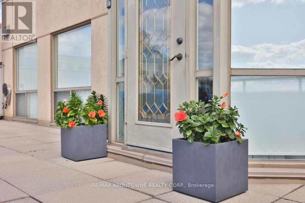 












801 - 2511 LAKESHORE ROAD W

,
Oakville (BR Bronte),




Ontario
L6L6L9

