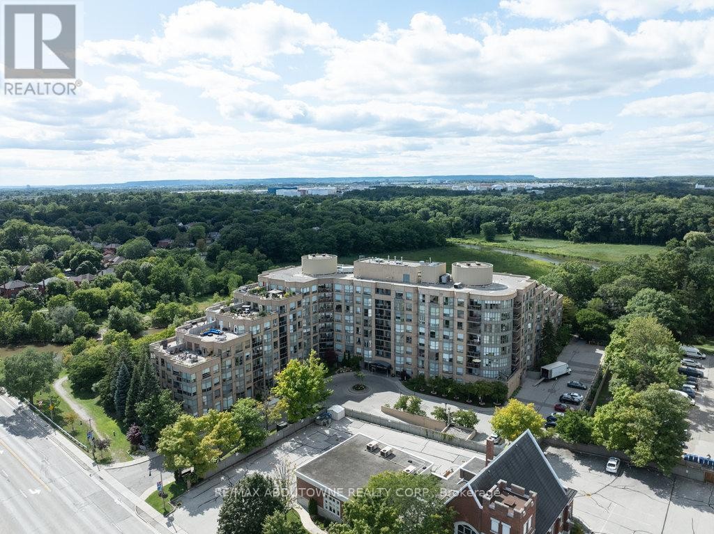 












801 - 2511 LAKESHORE ROAD W

,
Oakville (BR Bronte),




Ontario
L6L6L9

