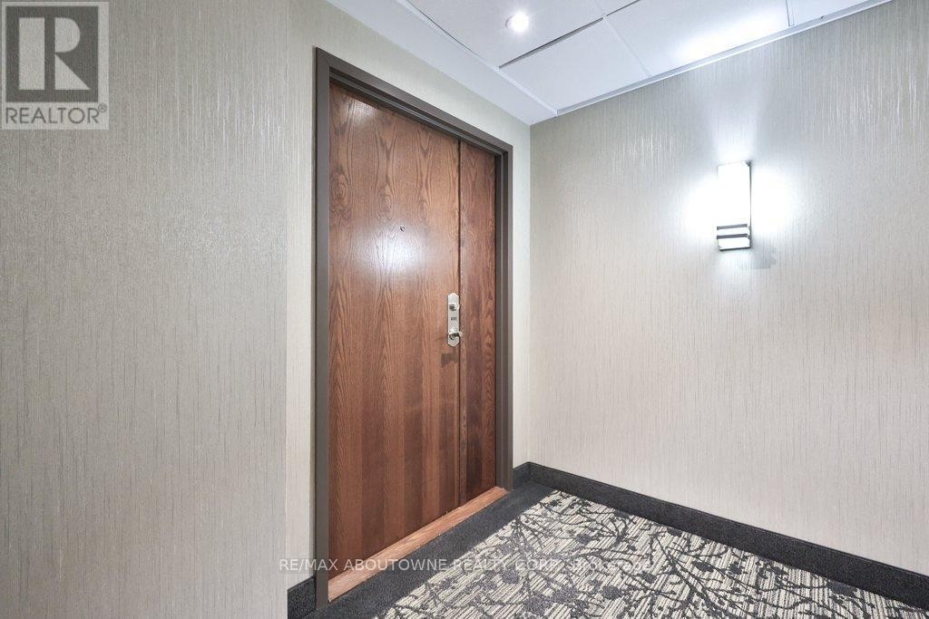 












801 - 2511 LAKESHORE ROAD W

,
Oakville (BR Bronte),




Ontario
L6L6L9

