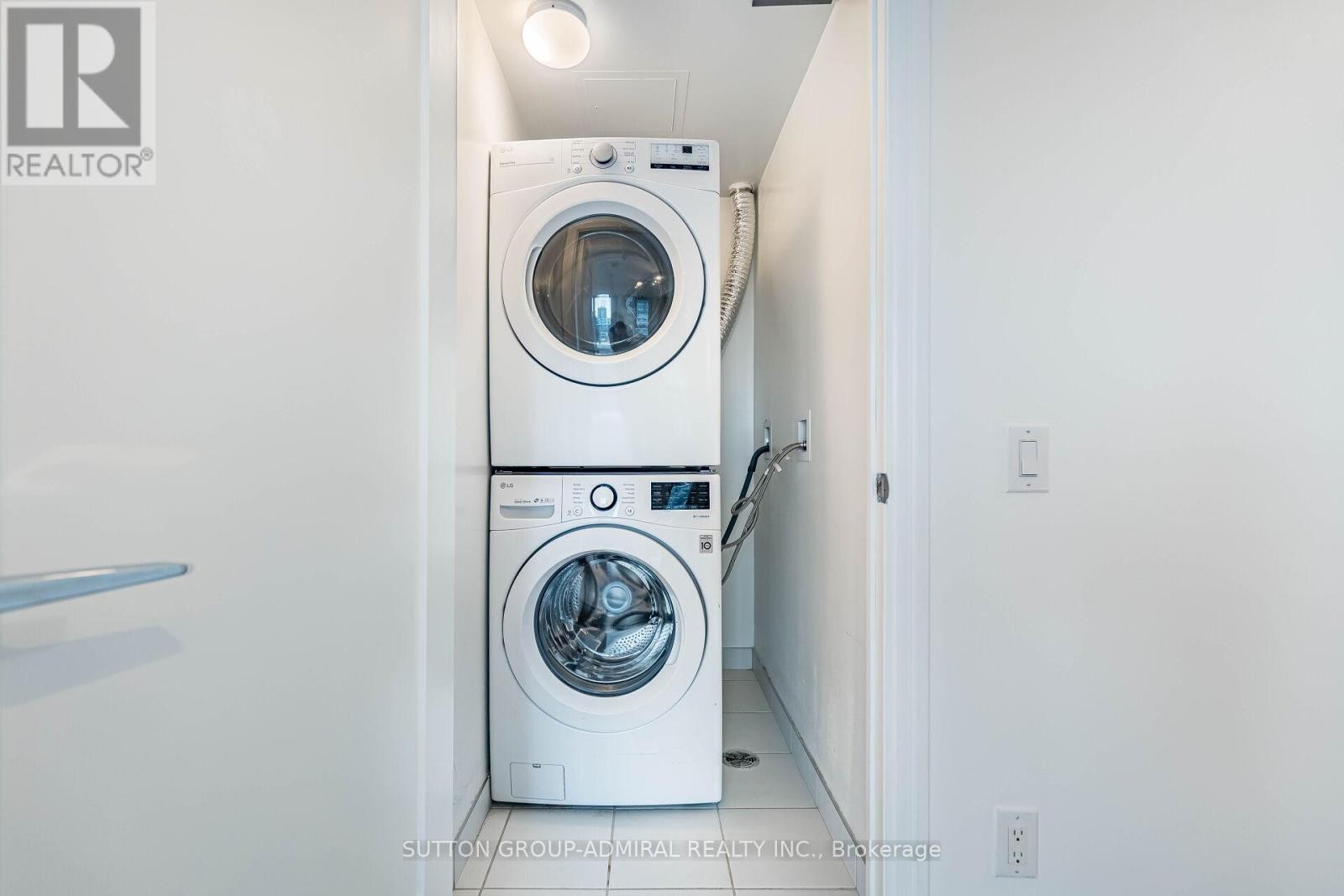 












1704 - 70 ANNIE CRAIG DRIVE

,
Toronto (Mimico),




Ontario
M8V0G2

