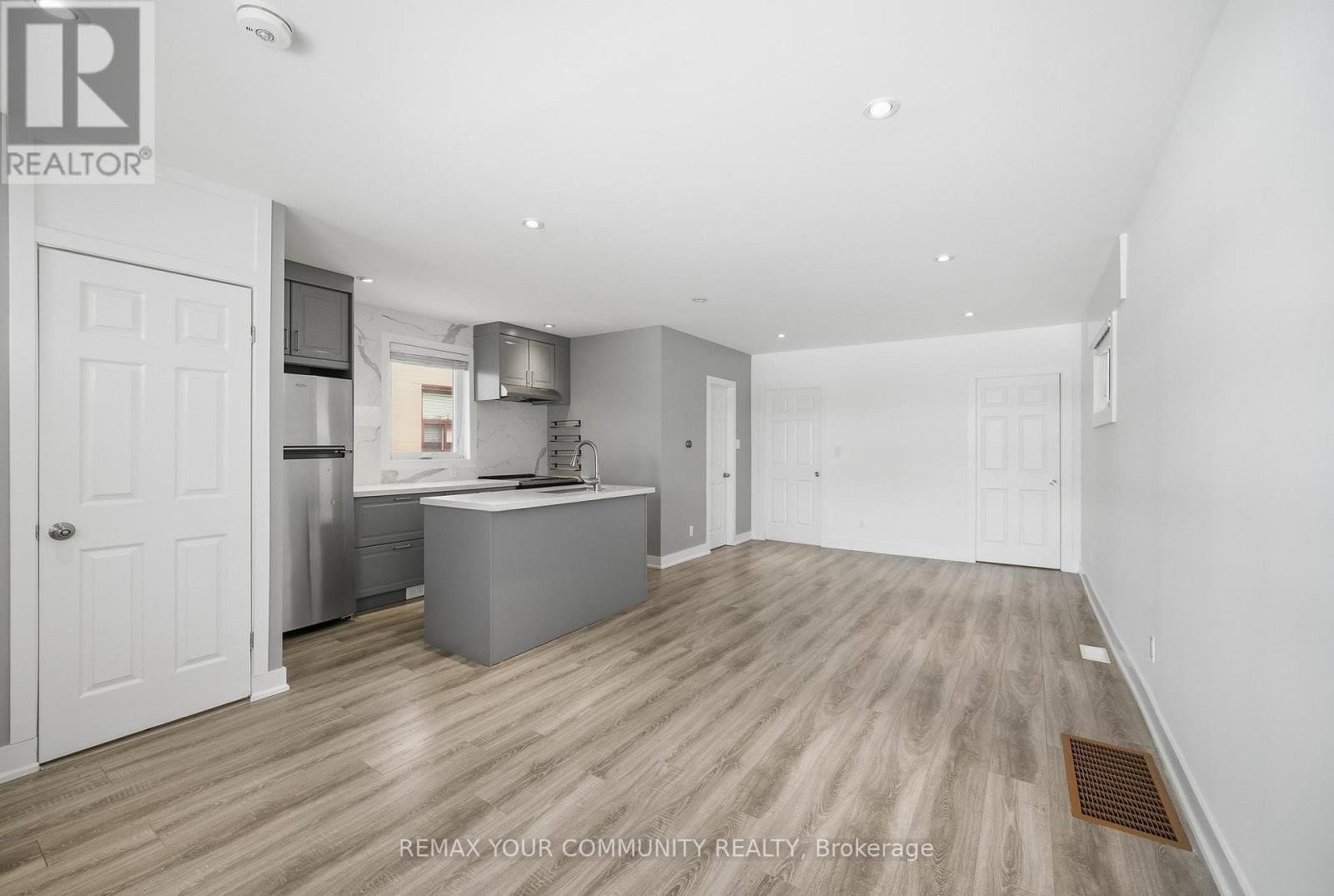 












172 TIMES ROAD

,
Toronto (Briar Hill-Belgravia),




Ontario
M6B3M6

