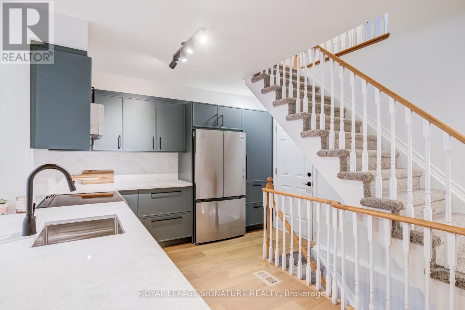 












10 - 1050 GRAND BOULEVARD

,
Oakville (FA Falgarwood),




Ontario
L6H2S5

