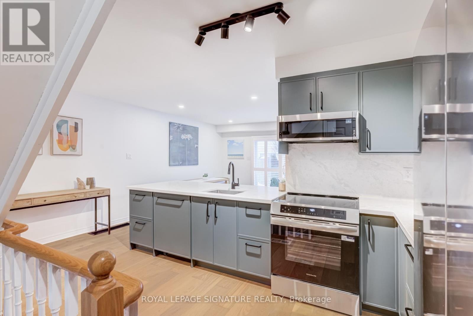 












10 - 1050 GRAND BOULEVARD

,
Oakville (FA Falgarwood),




Ontario
L6H2S5

