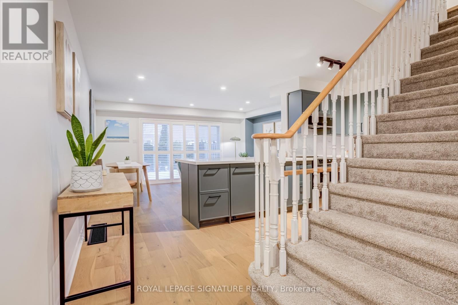 












10 - 1050 GRAND BOULEVARD

,
Oakville (FA Falgarwood),




Ontario
L6H2S5

