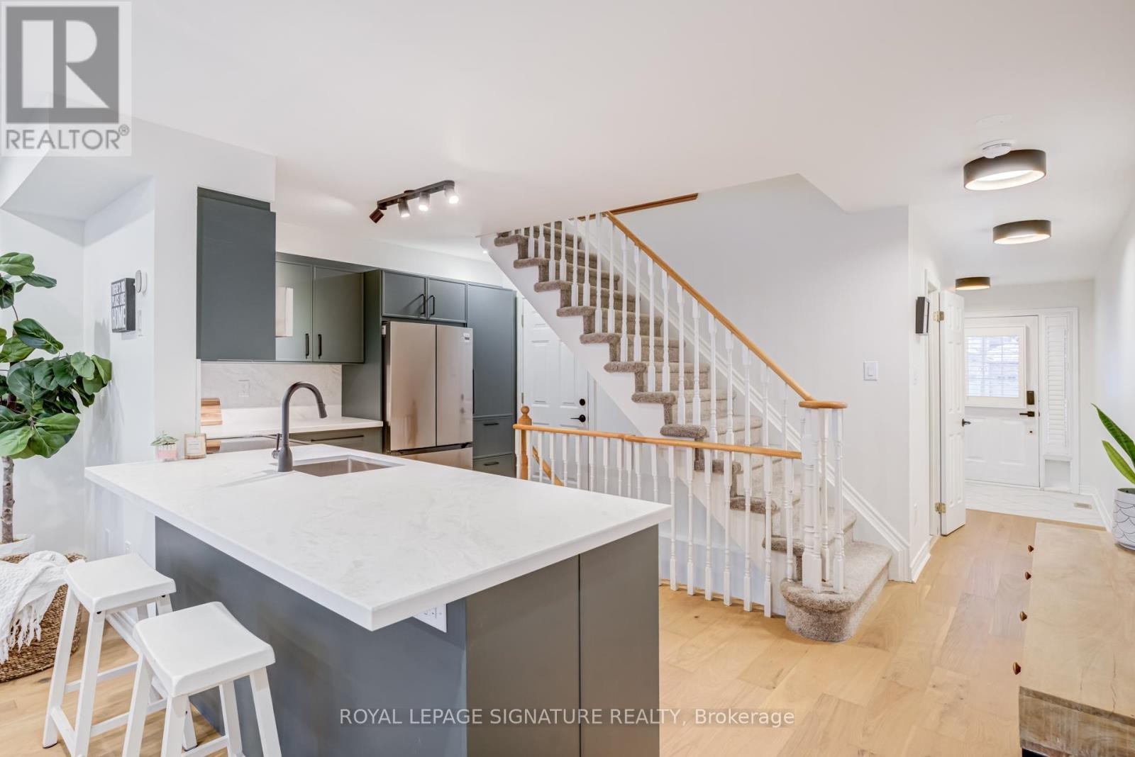 












10 - 1050 GRAND BOULEVARD

,
Oakville (FA Falgarwood),




Ontario
L6H2S5

