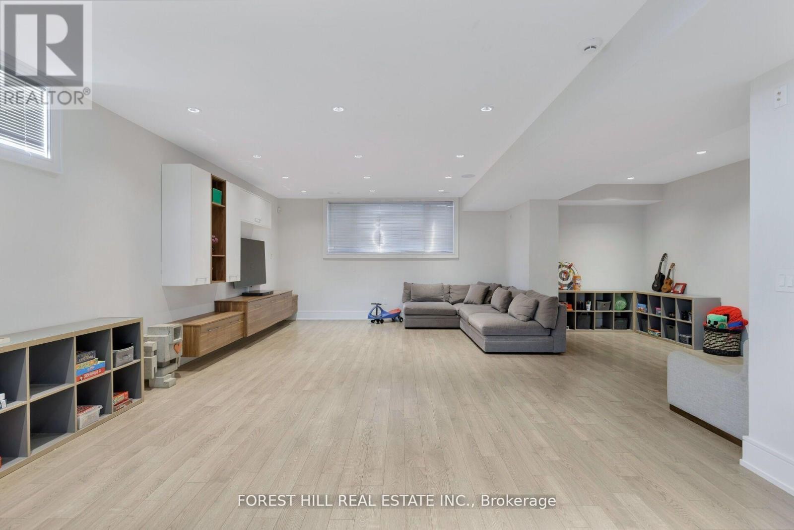 












8 NORA ROAD

,
Toronto (Islington-City Centre West),




Ontario
M9A1C9

