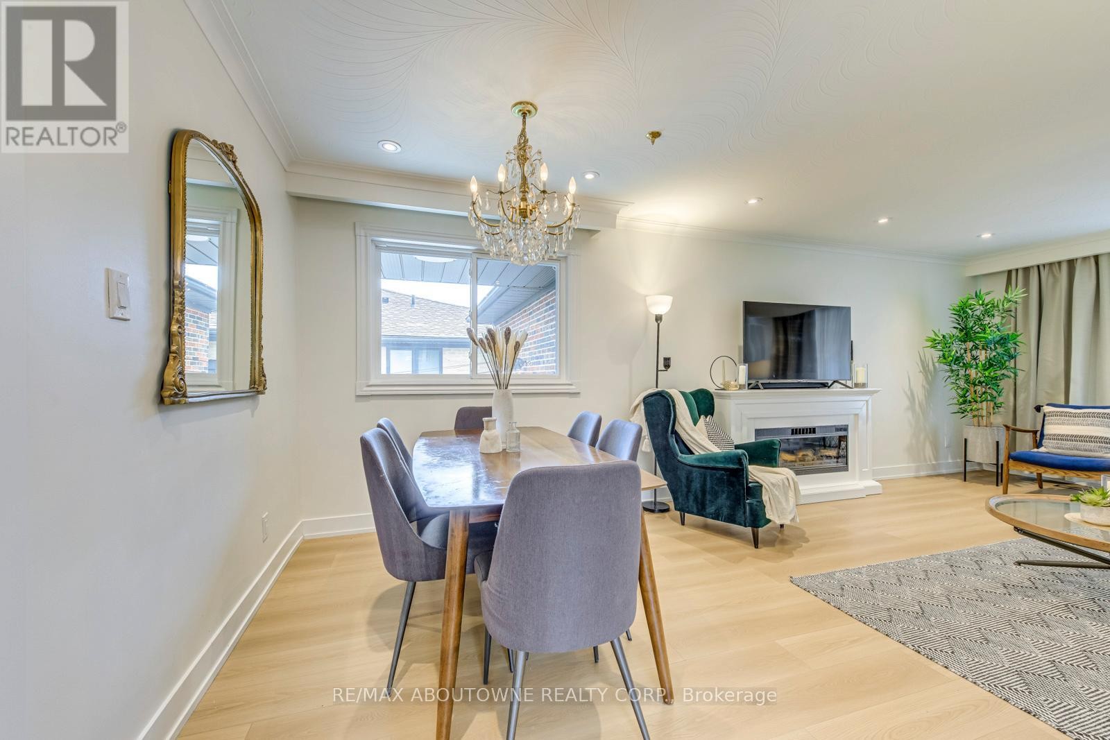 












7 IVYBRIDGE DRIVE

,
Toronto (Eringate-Centennial-West Deane),




Ontario
M9C3R2

