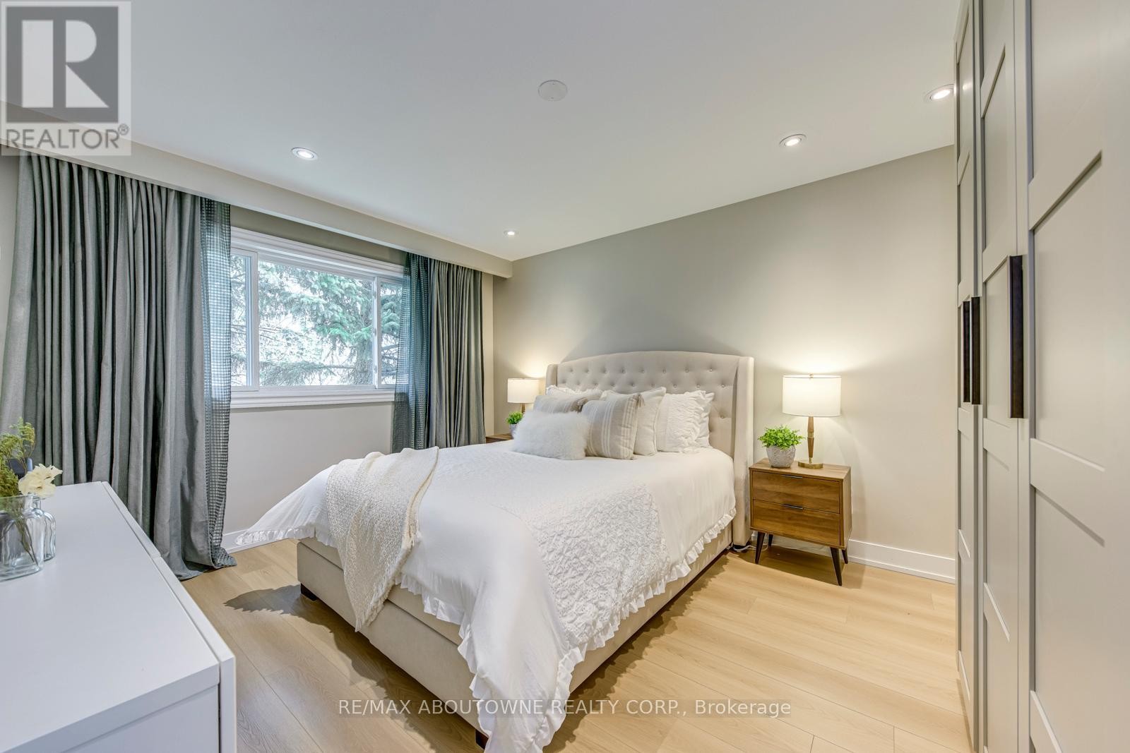 












7 IVYBRIDGE DRIVE

,
Toronto (Eringate-Centennial-West Deane),




Ontario
M9C3R2

