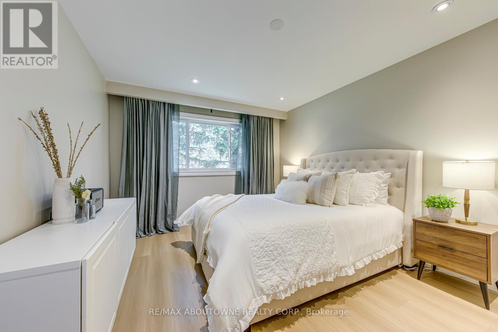 












7 IVYBRIDGE DRIVE

,
Toronto (Eringate-Centennial-West Deane),




Ontario
M9C3R2

