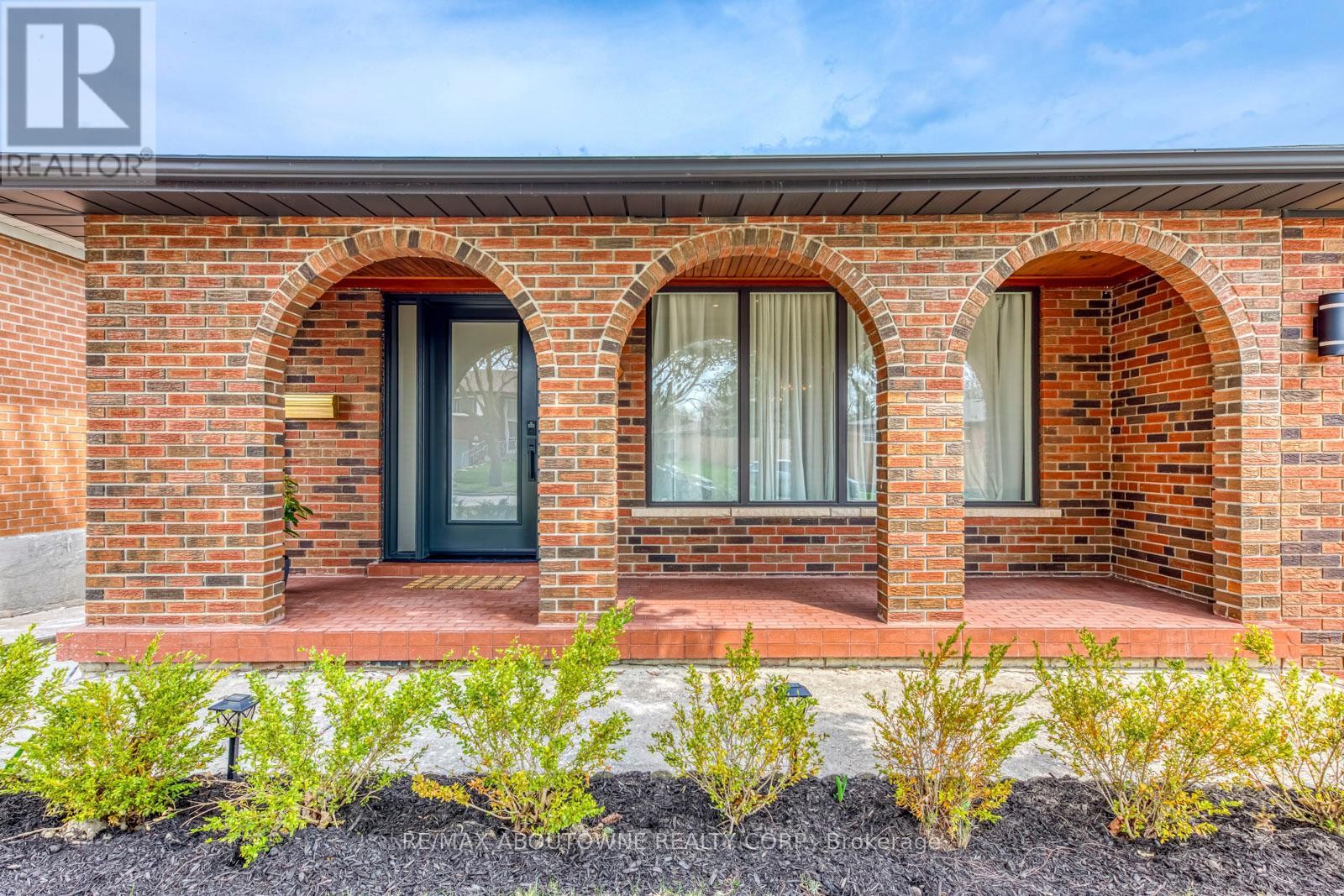 












7 IVYBRIDGE DRIVE

,
Toronto (Eringate-Centennial-West Deane),




Ontario
M9C3R2

