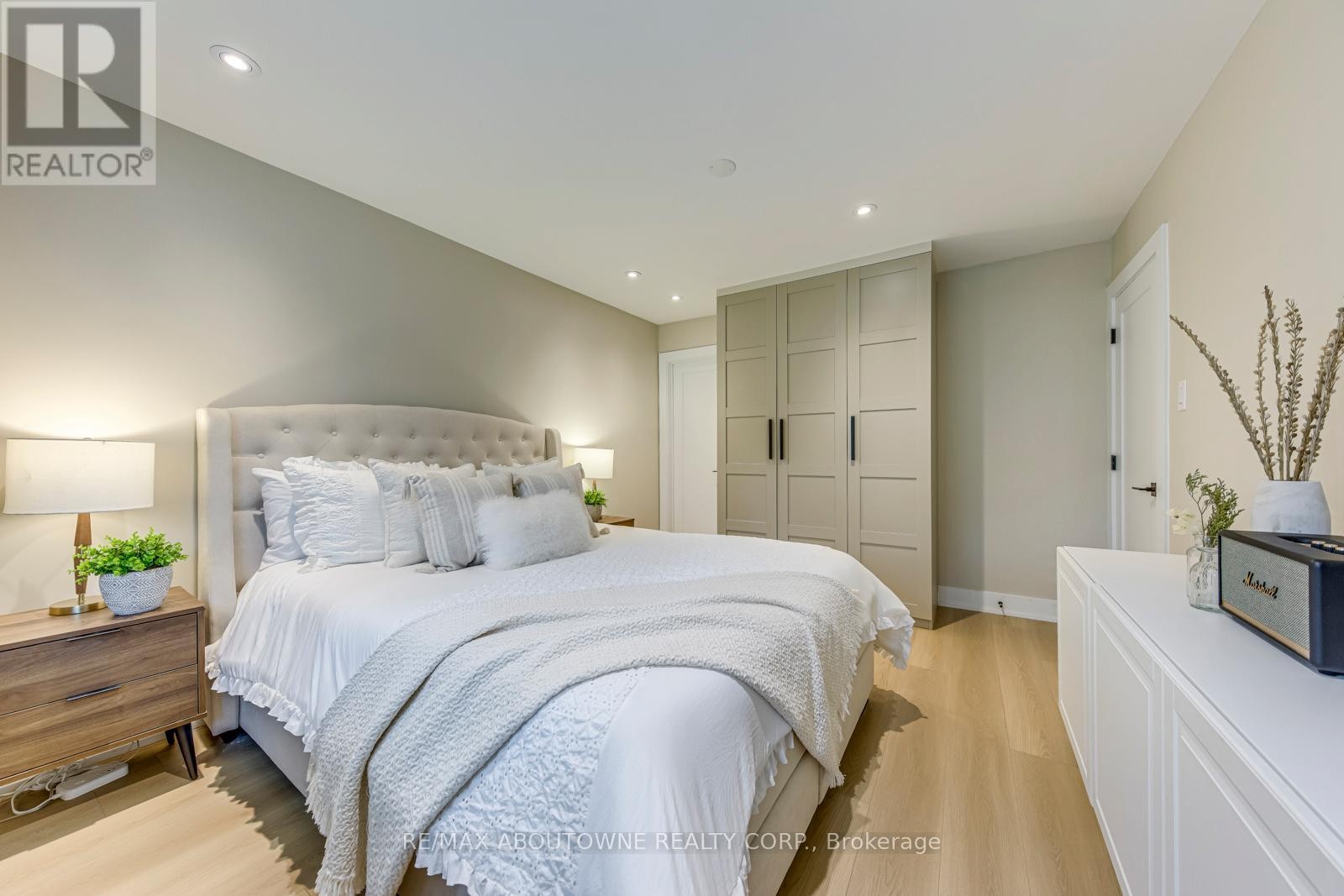 












7 IVYBRIDGE DRIVE

,
Toronto (Eringate-Centennial-West Deane),




Ontario
M9C3R2

