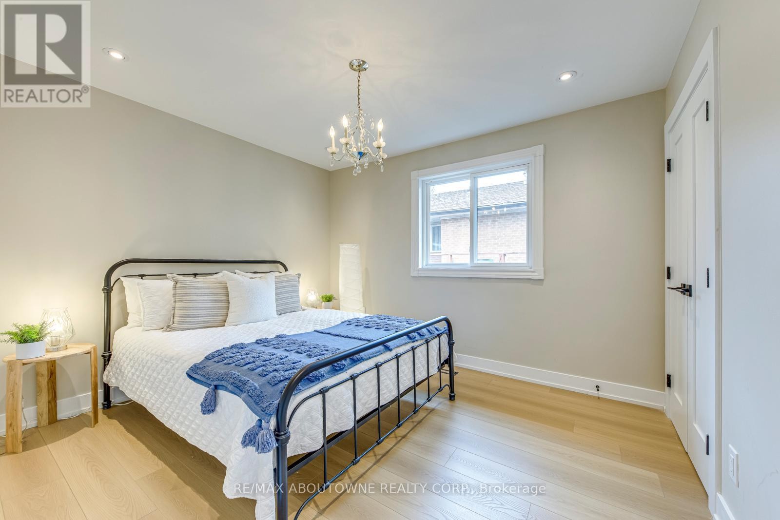 












7 IVYBRIDGE DRIVE

,
Toronto (Eringate-Centennial-West Deane),




Ontario
M9C3R2

