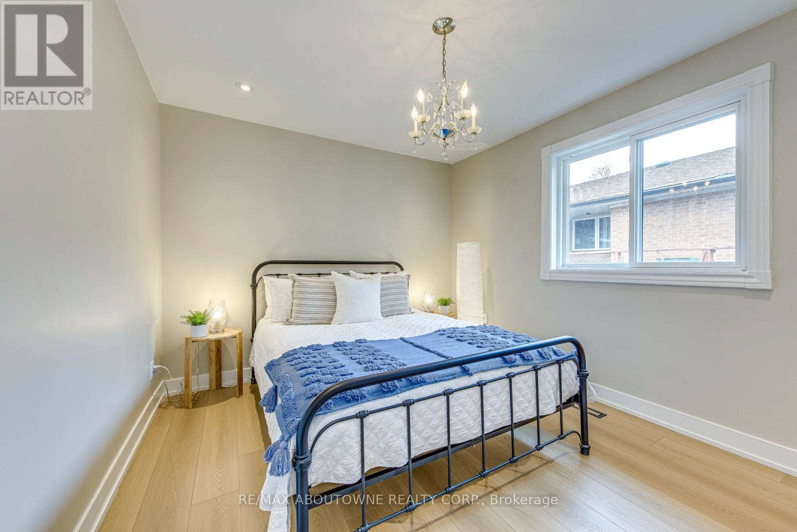 












7 IVYBRIDGE DRIVE

,
Toronto (Eringate-Centennial-West Deane),




Ontario
M9C3R2

