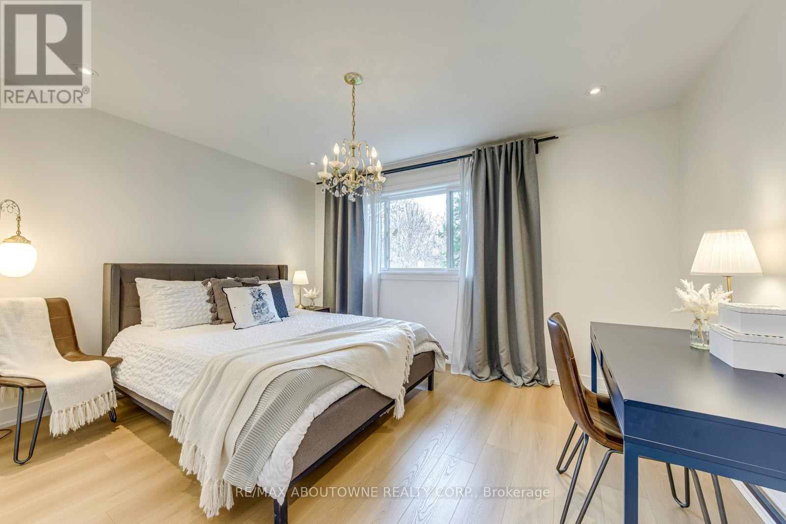 












7 IVYBRIDGE DRIVE

,
Toronto (Eringate-Centennial-West Deane),




Ontario
M9C3R2

