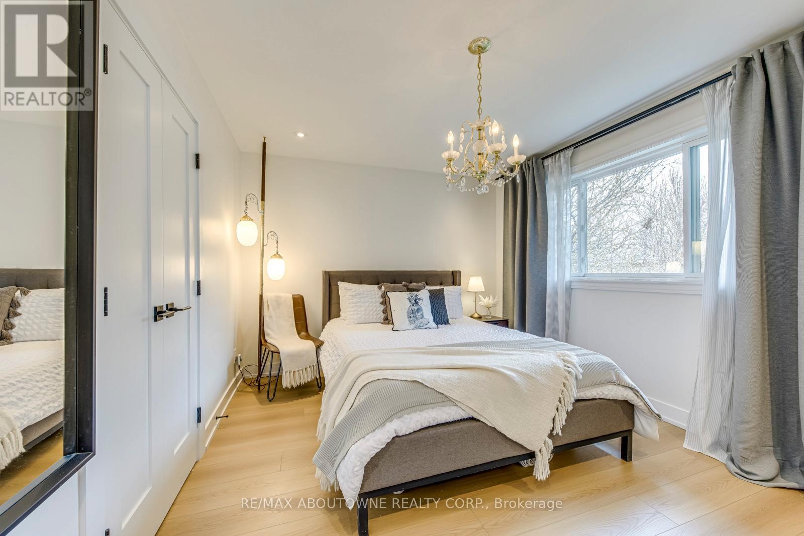 












7 IVYBRIDGE DRIVE

,
Toronto (Eringate-Centennial-West Deane),




Ontario
M9C3R2

