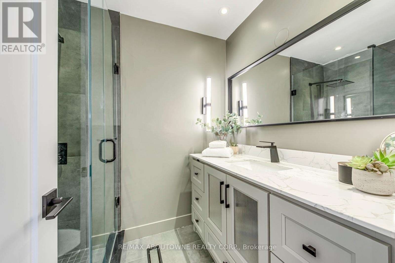 












7 IVYBRIDGE DRIVE

,
Toronto (Eringate-Centennial-West Deane),




Ontario
M9C3R2

