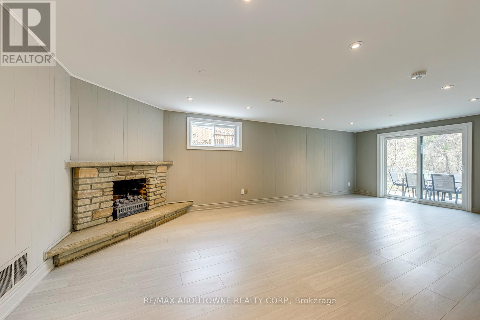












7 IVYBRIDGE DRIVE

,
Toronto (Eringate-Centennial-West Deane),




Ontario
M9C3R2

