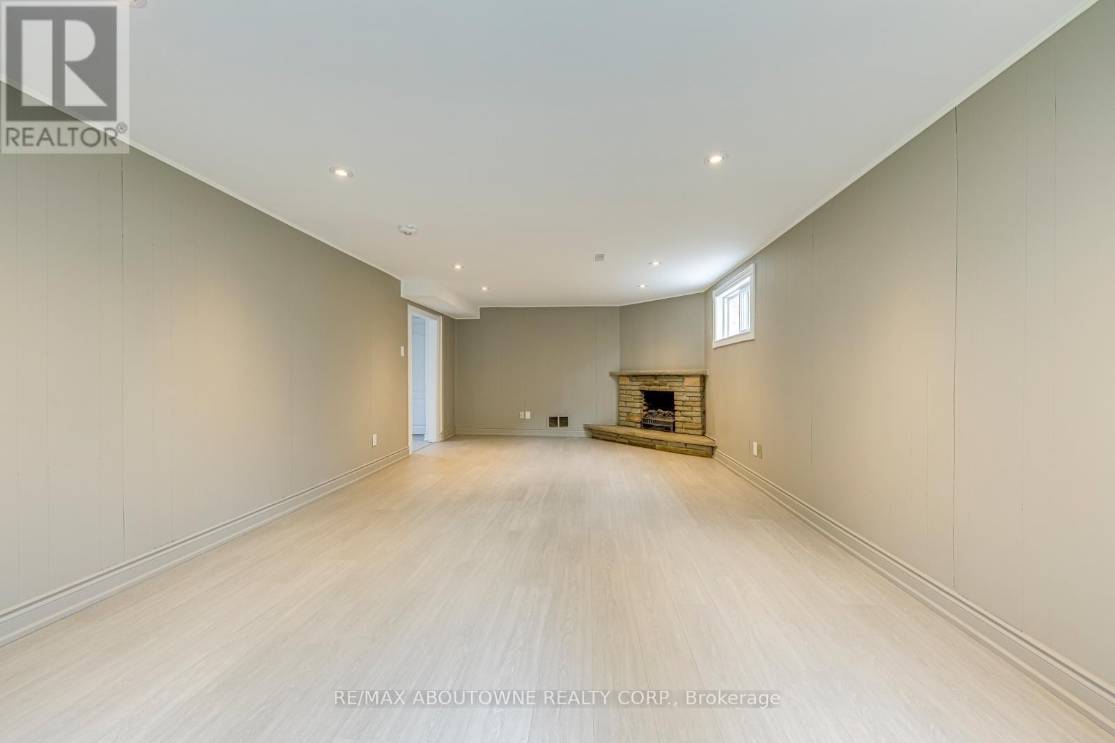 












7 IVYBRIDGE DRIVE

,
Toronto (Eringate-Centennial-West Deane),




Ontario
M9C3R2

