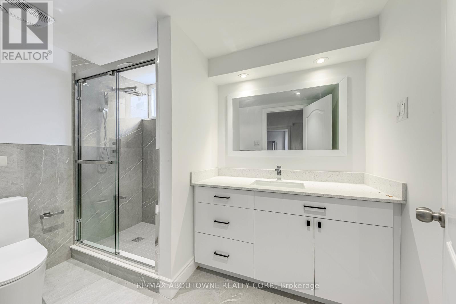 












7 IVYBRIDGE DRIVE

,
Toronto (Eringate-Centennial-West Deane),




Ontario
M9C3R2

