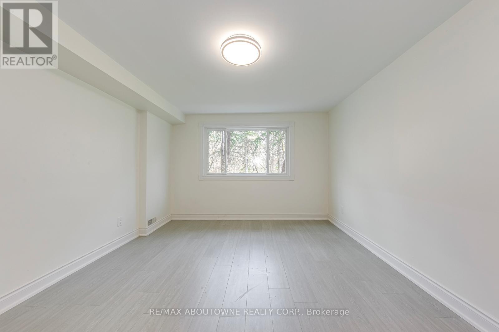 












7 IVYBRIDGE DRIVE

,
Toronto (Eringate-Centennial-West Deane),




Ontario
M9C3R2

