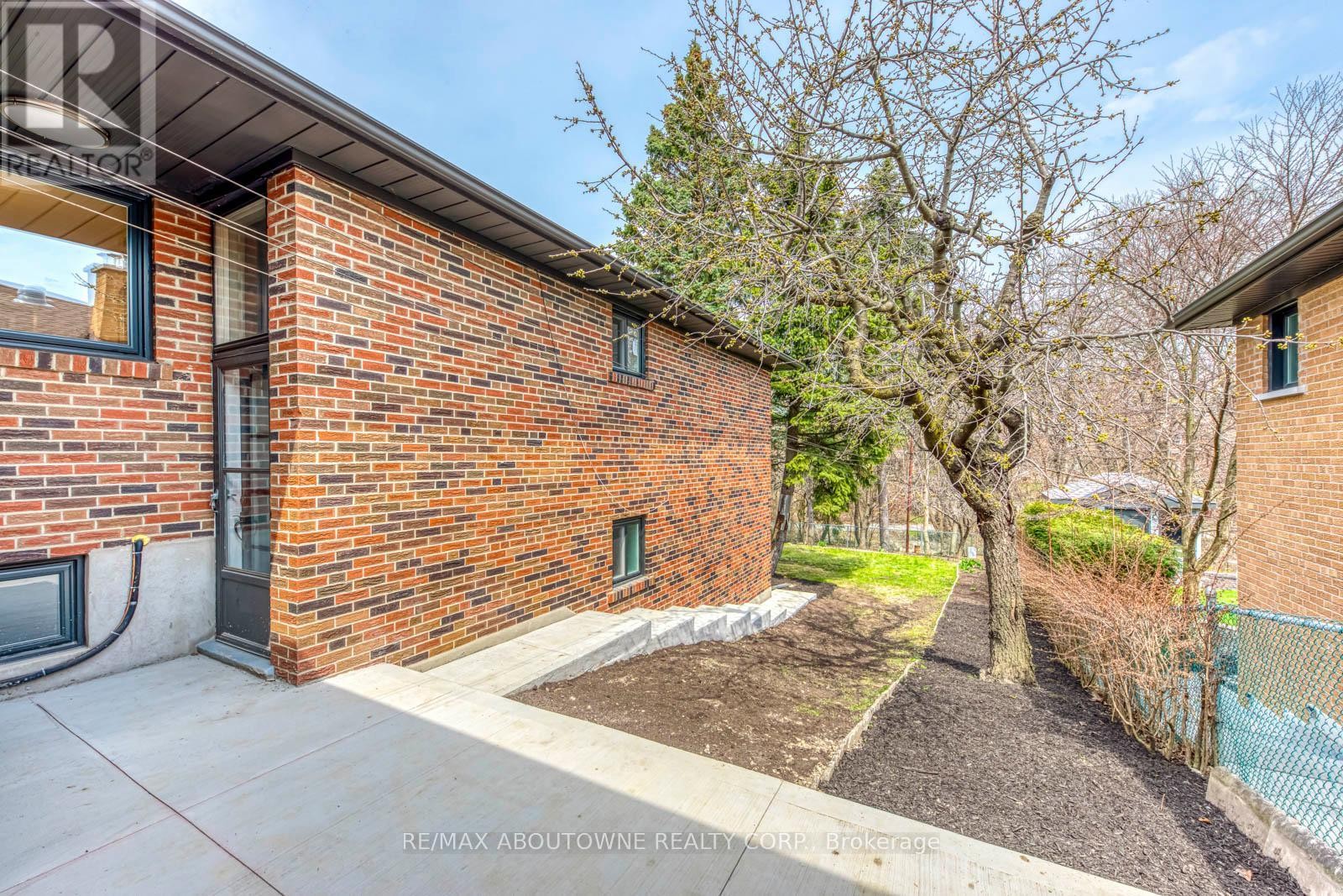 












7 IVYBRIDGE DRIVE

,
Toronto (Eringate-Centennial-West Deane),




Ontario
M9C3R2

