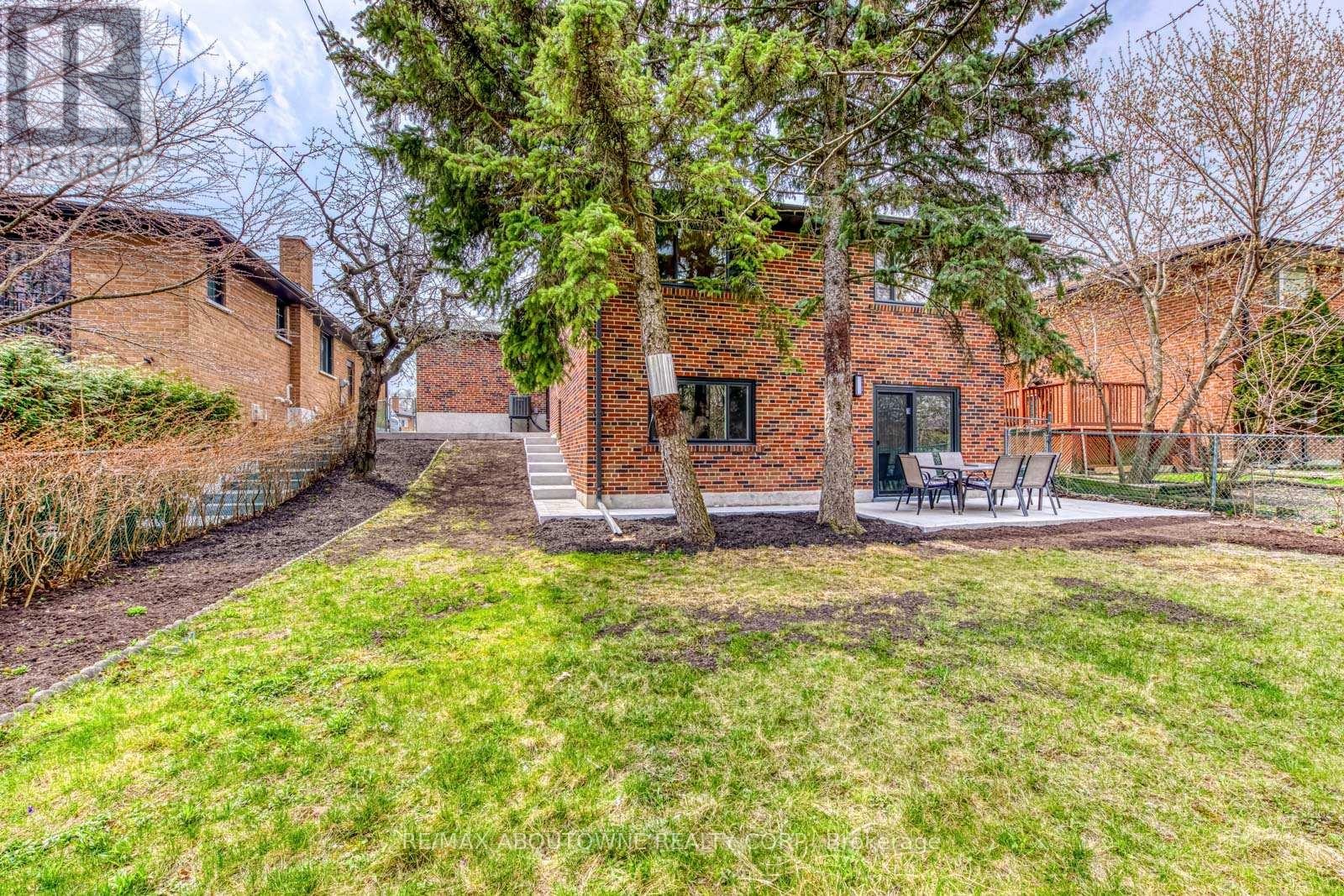 












7 IVYBRIDGE DRIVE

,
Toronto (Eringate-Centennial-West Deane),




Ontario
M9C3R2

