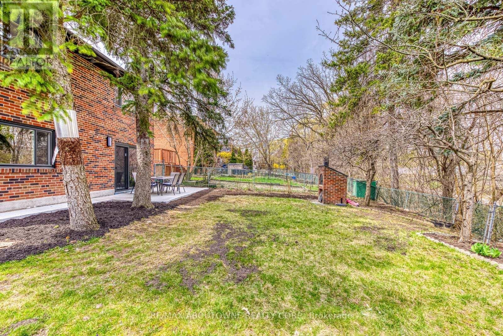 












7 IVYBRIDGE DRIVE

,
Toronto (Eringate-Centennial-West Deane),




Ontario
M9C3R2


