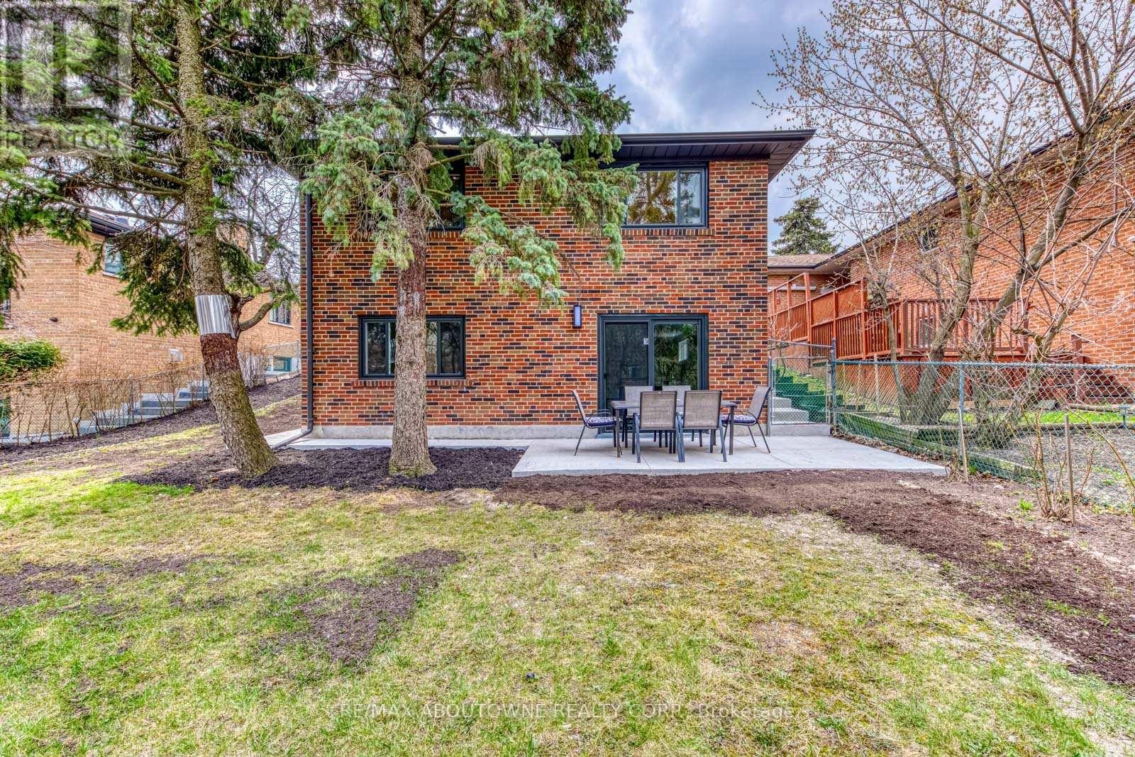 












7 IVYBRIDGE DRIVE

,
Toronto (Eringate-Centennial-West Deane),




Ontario
M9C3R2

