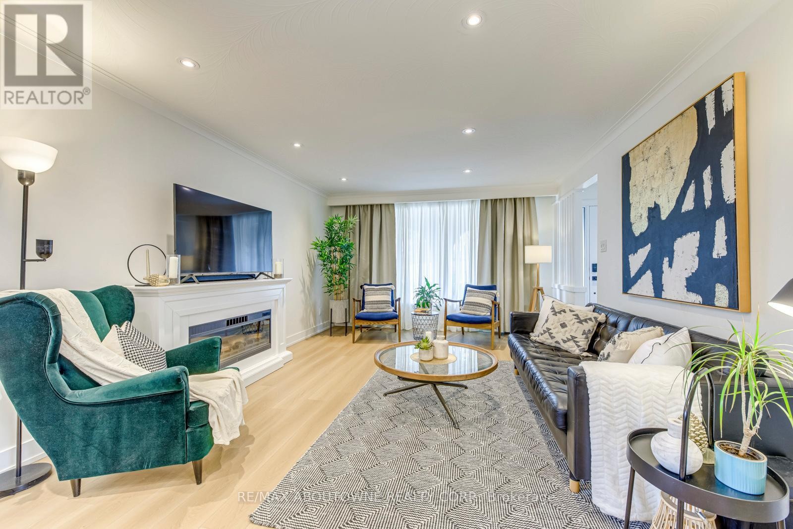 












7 IVYBRIDGE DRIVE

,
Toronto (Eringate-Centennial-West Deane),




Ontario
M9C3R2

