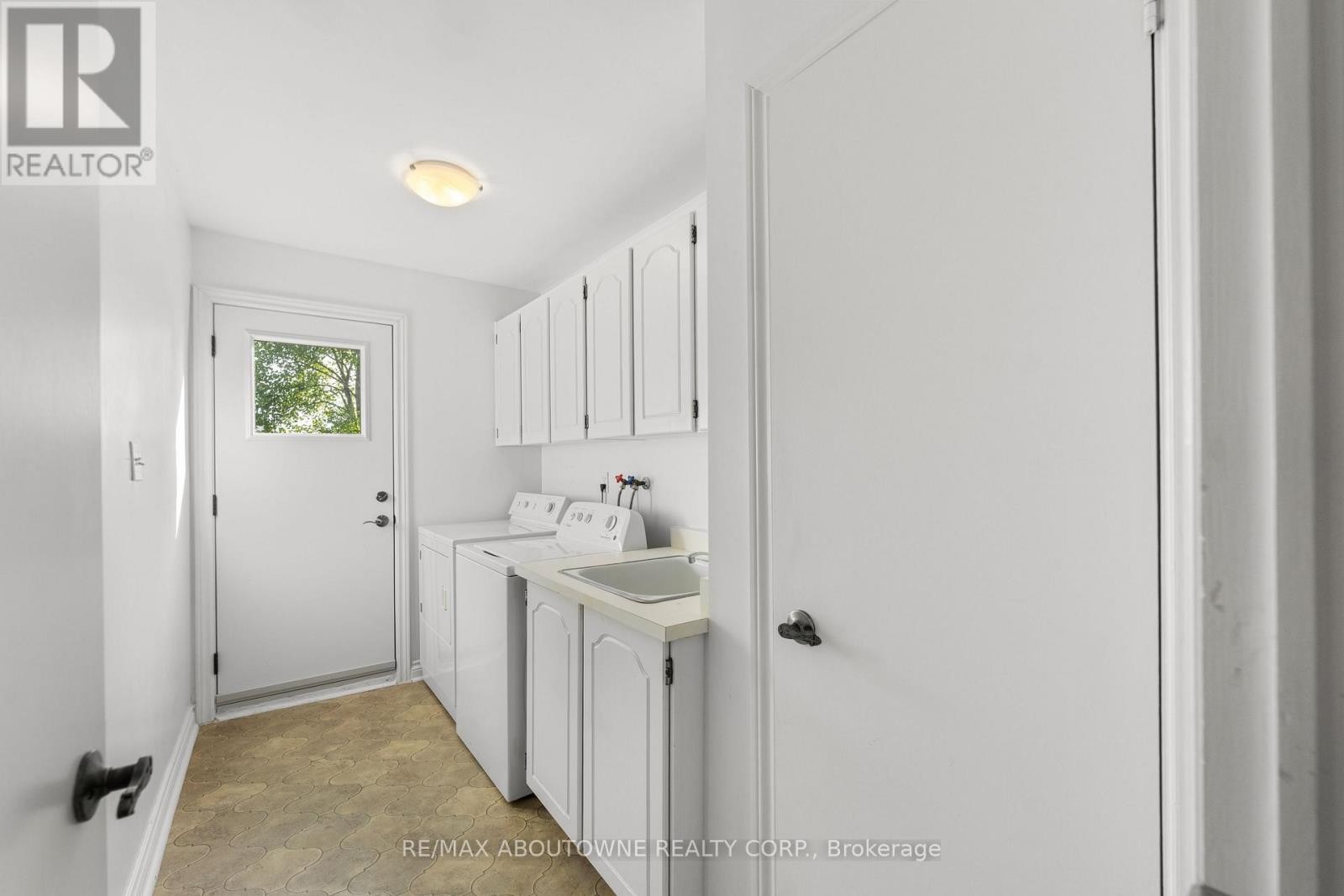 












20 ARKENDO DRIVE

,
Oakville (FD Ford),




Ontario
L6J5T9

