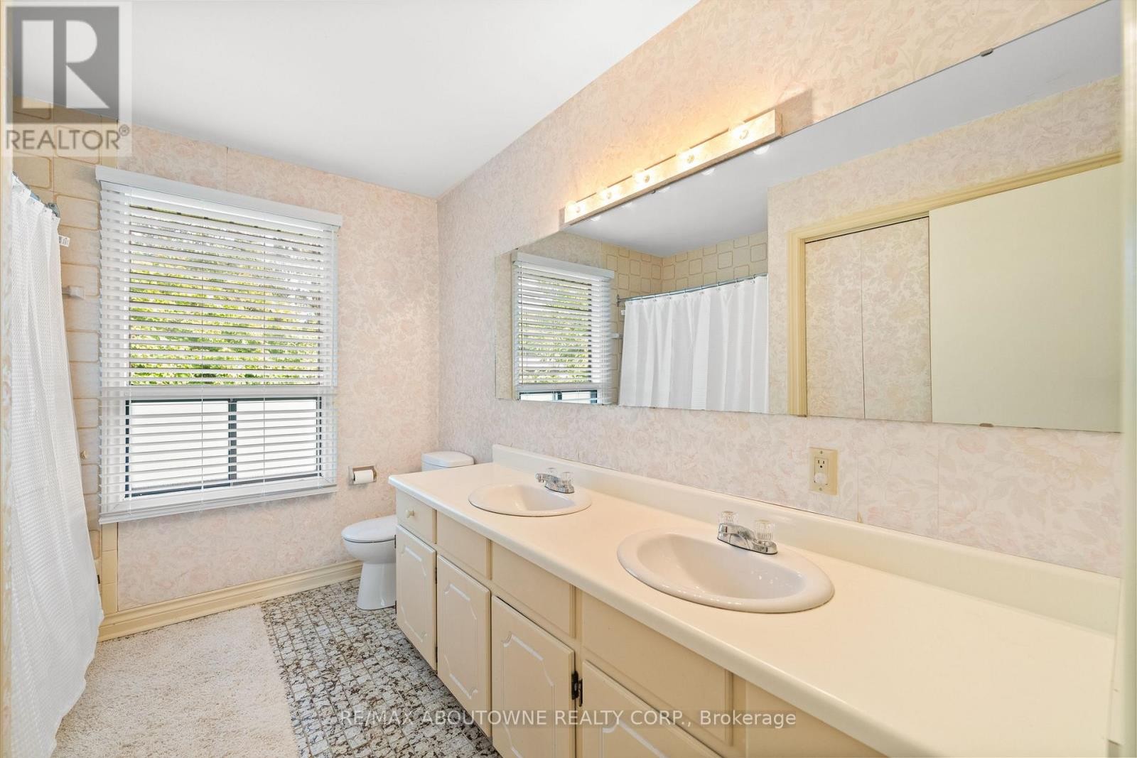 












20 ARKENDO DRIVE

,
Oakville (FD Ford),




Ontario
L6J5T9

