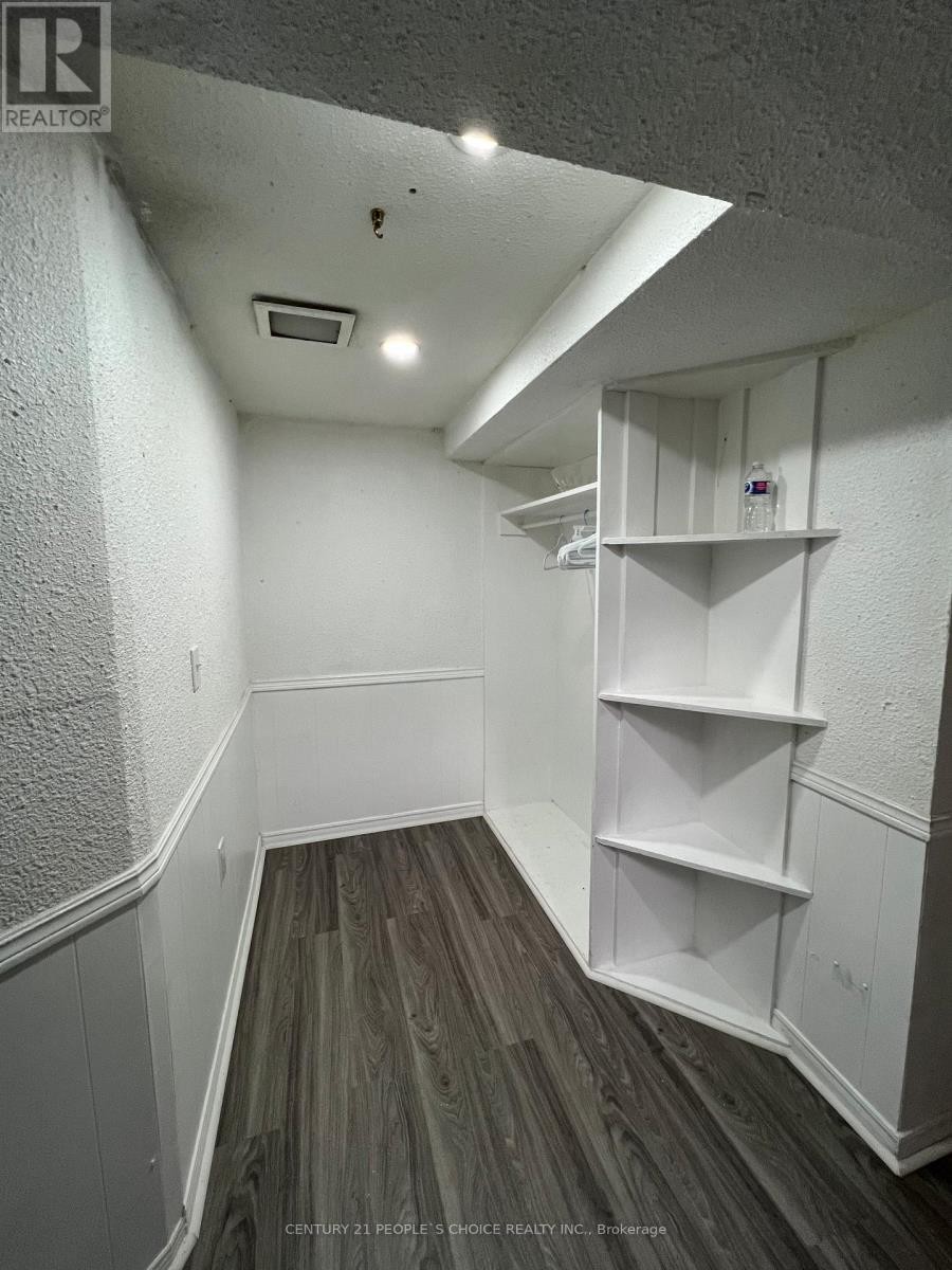 












BSMT - 534 LANA TERRACE

,
Mississauga (Mississauga Valleys),




Ontario
L5A3B3

