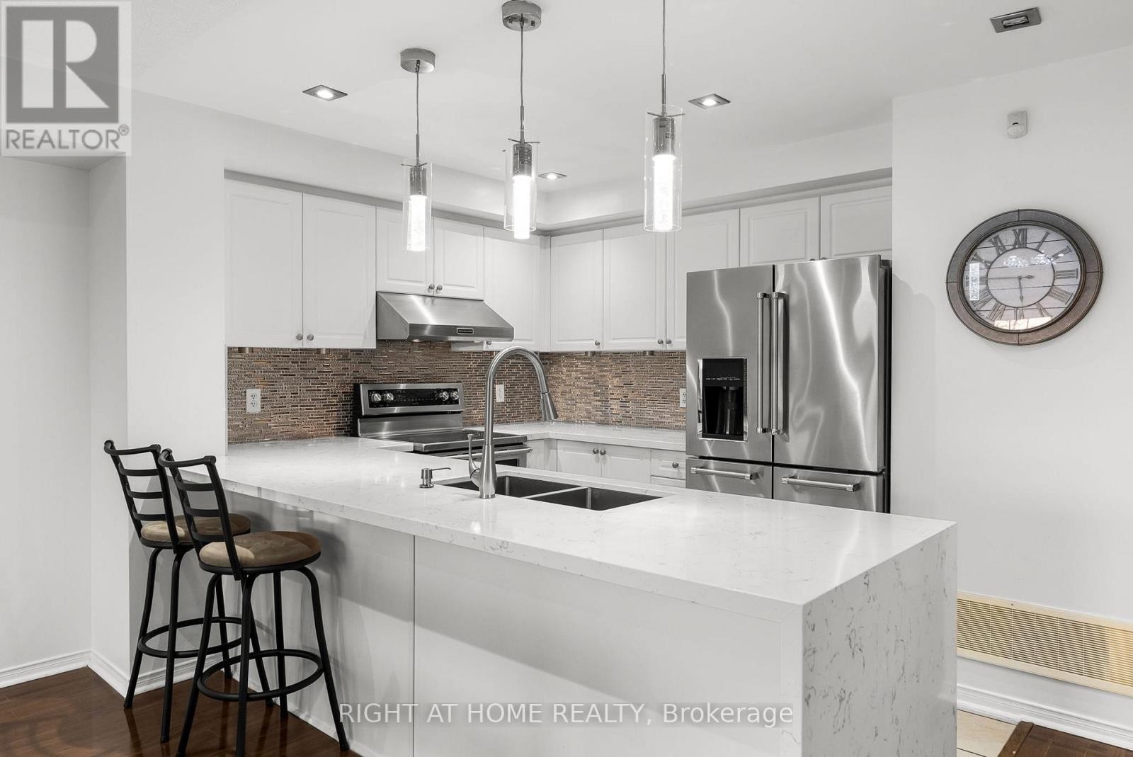 












12 - 5725 TENTH LINE W

,
Mississauga (Churchill Meadows),




Ontario
L5M0P7

