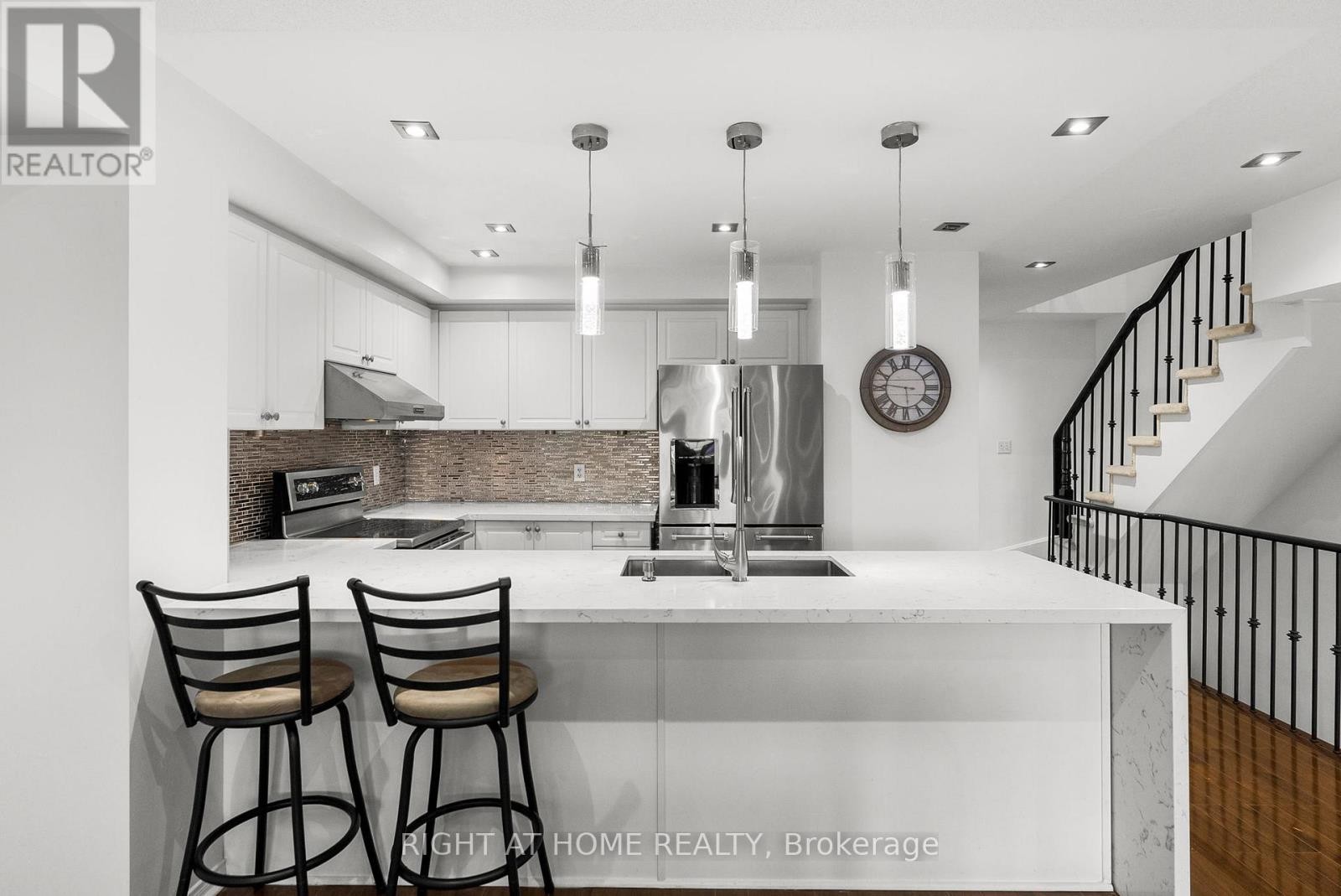 












12 - 5725 TENTH LINE W

,
Mississauga (Churchill Meadows),




Ontario
L5M0P7

