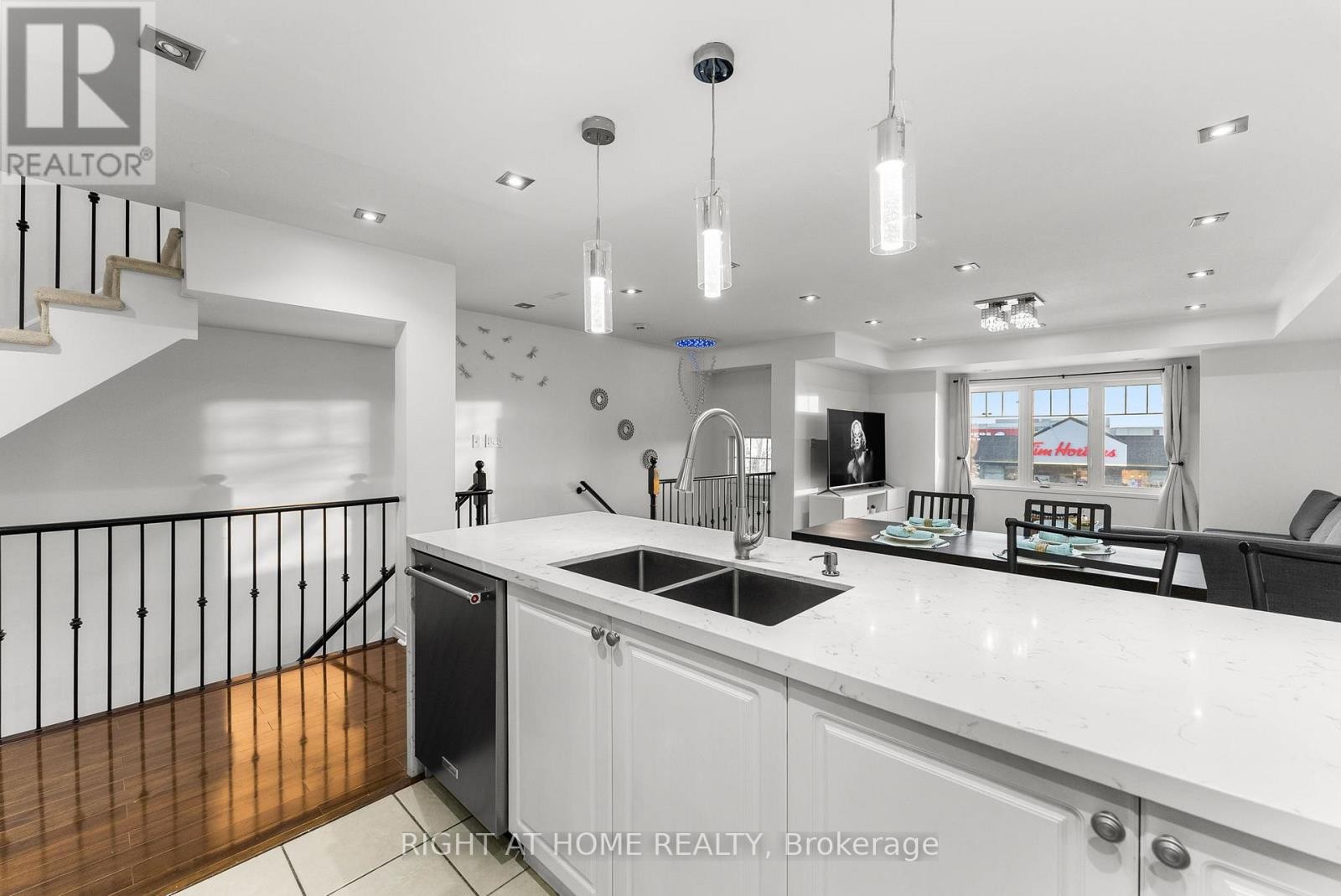 












12 - 5725 TENTH LINE W

,
Mississauga (Churchill Meadows),




Ontario
L5M0P7

